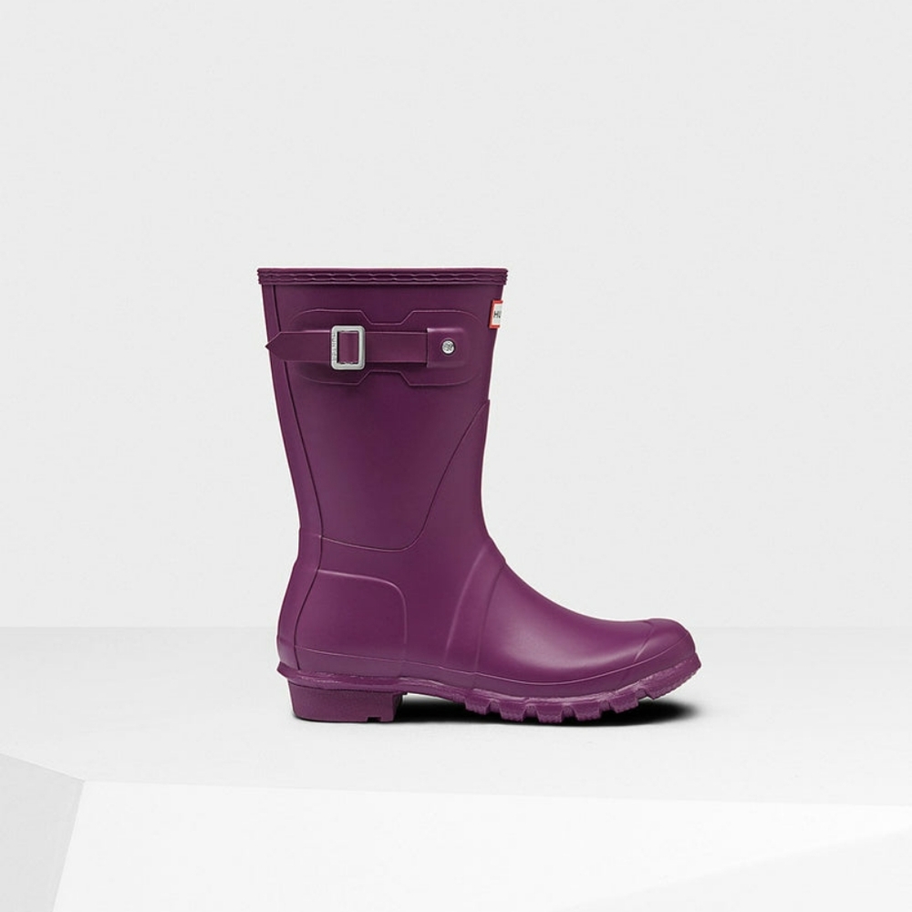 Hunter women's short rain boots in matte violet, size 6
